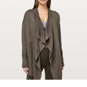 Luluemon “Find Your Calm” wrap in dark carbon/olive size 8